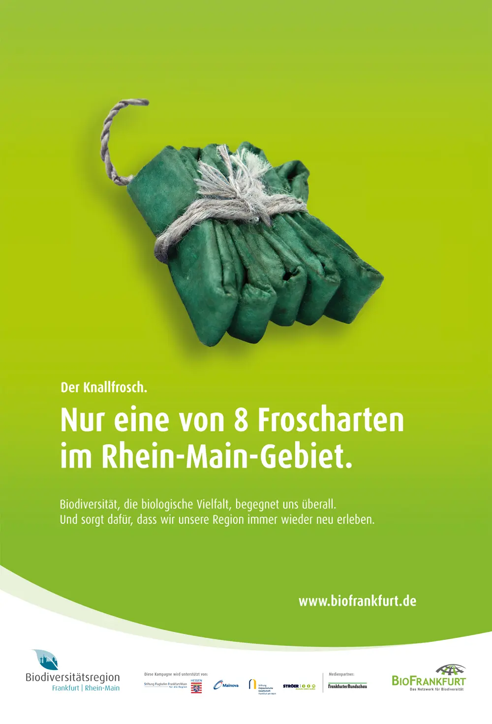 Werbeplakat mit einem grünen Knallfrosch-Feuerwerkskörper auf grünem Hintergrund. Text: ‚Der Knallfrosch. Nur eine von 8 Froscharten im Rhein-Main-Gebiet.‘ Hinweis auf die Bedeutung von Biodiversität, Logos von BioFrankfurt und der Biodiversitätsregion Frankfurt/Rhein-Main.