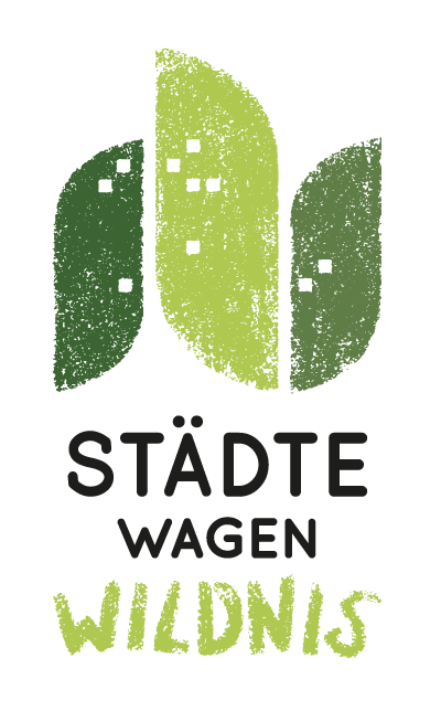 Logo mit drei stilisierten Blättern in verschiedenen Grüntönen, darunter der Text Städte Wagen Wildnis.